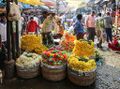 Un marché aux fleurs en Inde.jpg