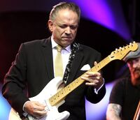 Jimmie Vaughan (Crédits : Gage Skidmore)